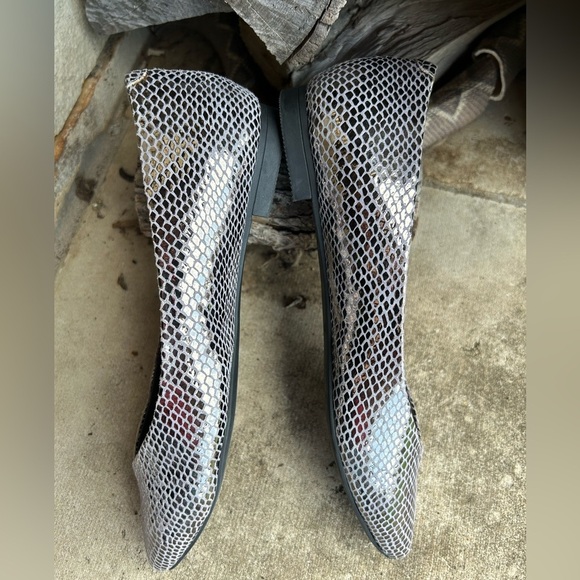 Vionic Silver Flats with Snakeskin Texture Sz-6. F - Picture 4 of 11